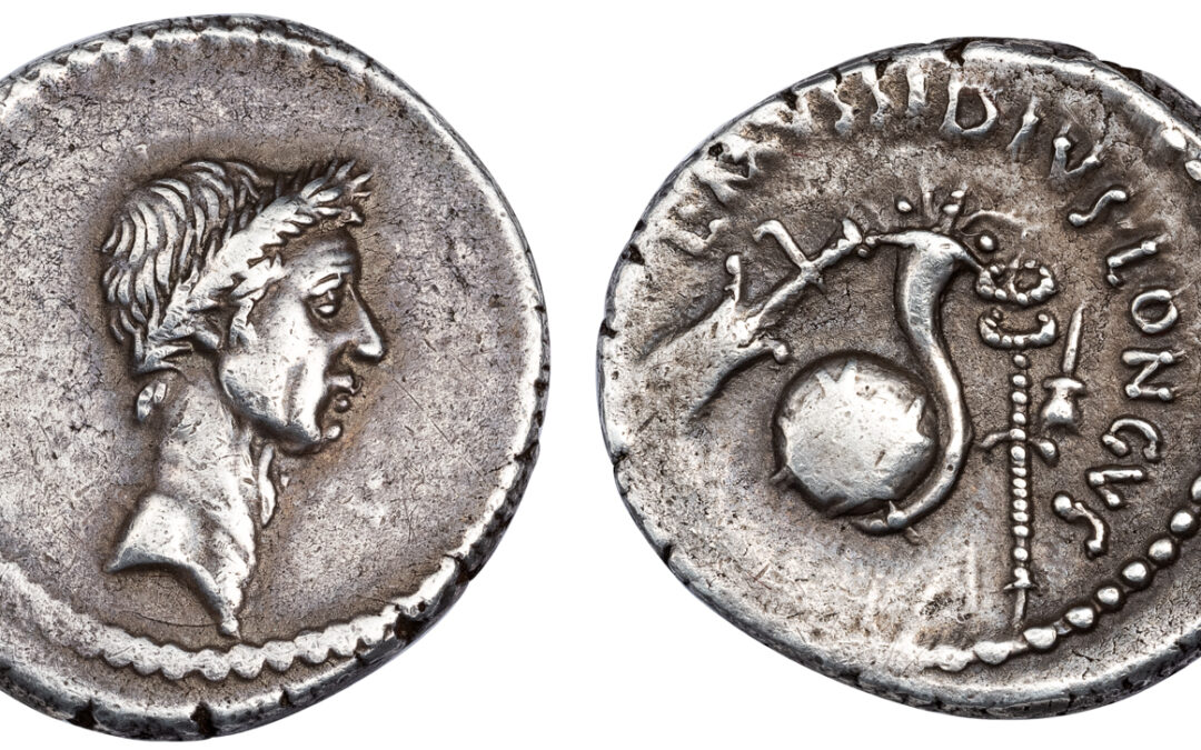 JULIUS CAESAR SILVER DENARIUS – EXCEPTIONAL MUSSIDIUS LONGUS SPECIMEN FROM ADOLPH CAHN’S 1931 SALE AND PLATED IN CORPUS NUMMORUM ROMANORUM – XF NGC GRADED GREEK IMPERATORIAL COIN (Inv. 19358)